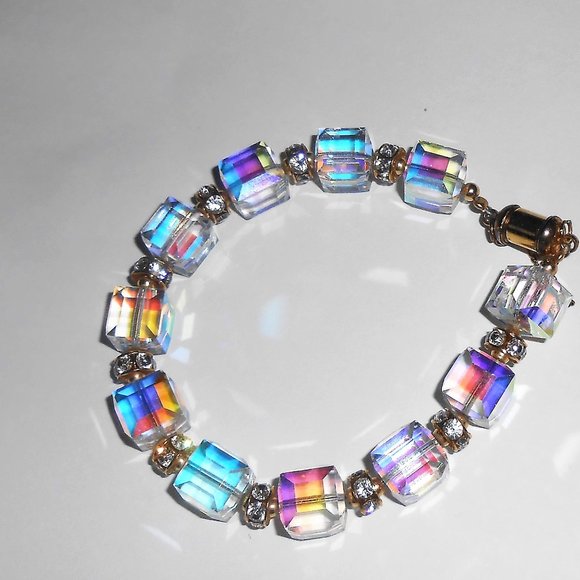 Iridescent Cube Beads Magnetic Bracelet - Picture 3 of 8